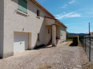 accés porte d'entrée et pour garer les véhicules et pour pratiquer la pétanque.