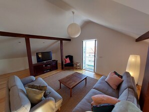 Upper living room with views to the waves and ocean