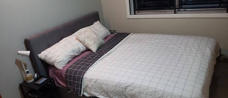 Queen size bed in the bedroom