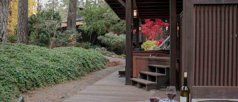 Hot Tub and outdoor dining 