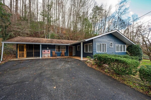 The Cozy Blue Cottage is a single story family home, easily accessible from your car, no lugging groceries up stairs