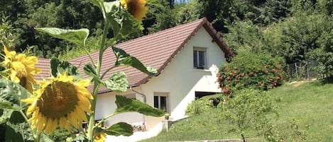 Vue sur le gîte et le jardin