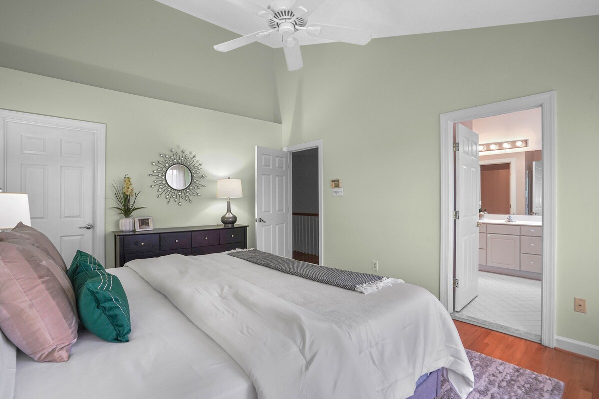 Luxurious 4 Bedroom Townhome Close to DC Metro Area