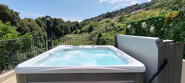 Outdoor spa tub