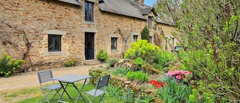 Jardin privé avec salon de jardin