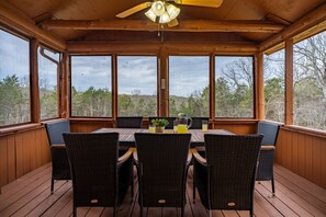 Screened in back porch to enjoy the calmness of nature