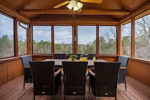 Screened in back porch to enjoy the calmness of nature