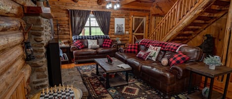 Beautiful relaxing cabin waiting for you and your family to enjoy a get away! 