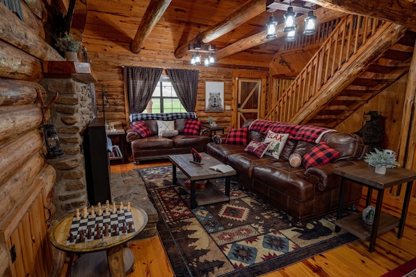 Beautiful relaxing cabin waiting for you and your family to enjoy a get away! 