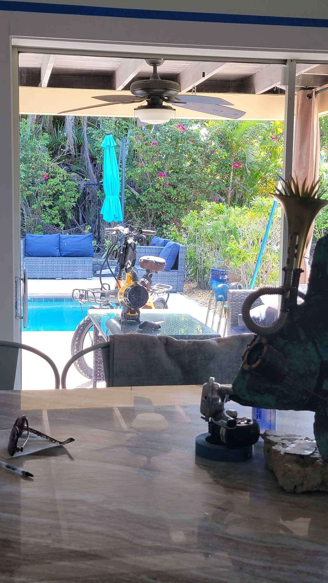 Private Oasis in quiet neighborhood heated pool and spa surrounded palms……..
