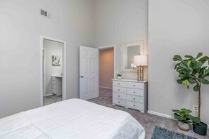 Downstairs Queen bedroom (4)