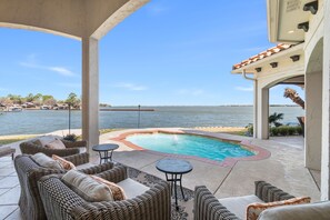 Small pool/jacuzzi