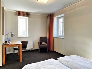 Blick in Richtung Schreibtisch und Sessel