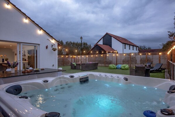 Outdoor spa tub