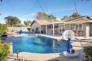 Such a fantastic backyard to hang out in