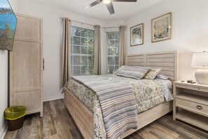 Queen size bedroom - Disney Retreat