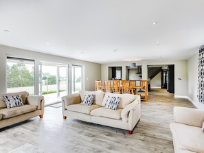 Living room/dining room | Upper Bryn Y Groes, Meifod