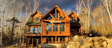 Beautiful ski lodge - private wooded lot