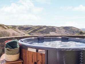 Hot tub | Blaen Y Cwm, Carno