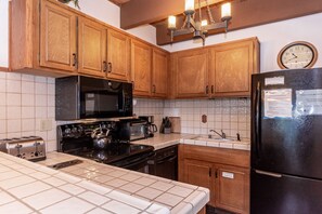 Room, Indoors, Oven, Kitchen, Microwave