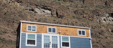 Up against the cliffs with sweeping views of the Columbia river and gorge