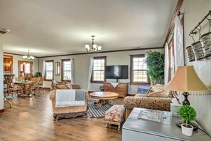 Living Room | Smart TV w/ Roku