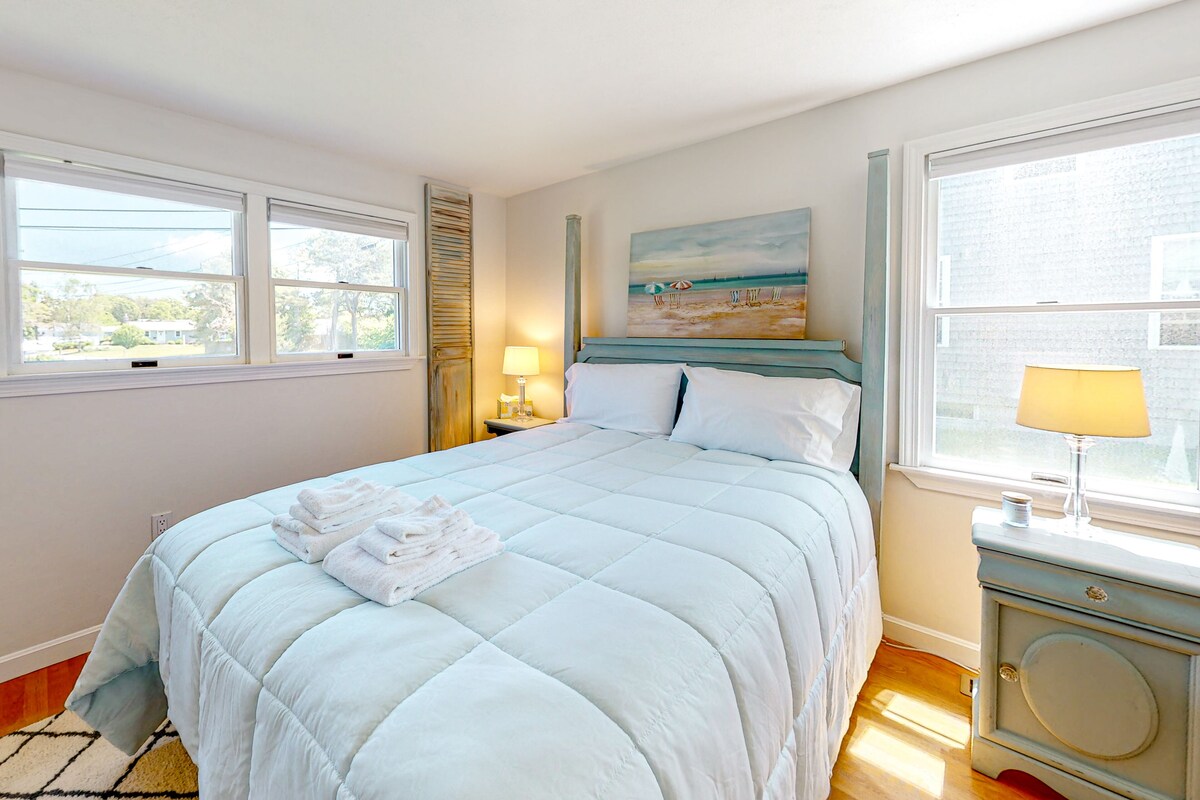 Bright home with central AC, kayaks, large yard, fast WiFi – walk to the beach