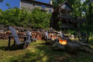 Fabulous Fire Pit w/ plenty of seating