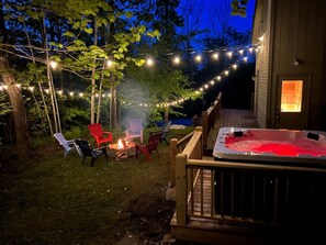 Relax in our hot tub under the stars! Perfect after a day on the slopes.