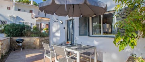 Outdoor dining area for 7 people and BBQ. Relaxing and quiet place facing a lawn