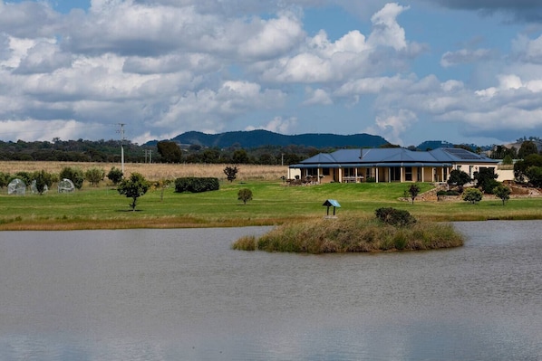 The property includes a dam where guests can enjoy a leisurely paddle with the kayaks provided.