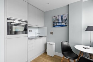 Beautiful designed kitchen with integrated appliances, dishwasher, washing machine, microwave/oven etc…