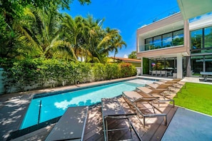 Relax by the private pool surrounded by lush greenery, with plenty of sunbeds for sunbathing and lounge seating for enjoying in style. Perfect for soaking up the Miami sunshine in complete privacy.