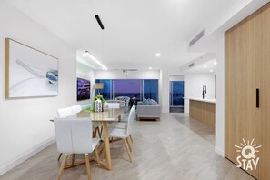 The ceiling to floor window design allows for a full view of the surroundings 😎