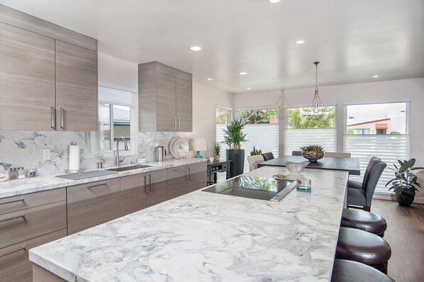 Beautiful Quartzite Counter Top Kitchen with Island