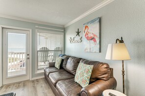 Living Room | Queen Sleeper Sofa | Smart TV | Free WiFi