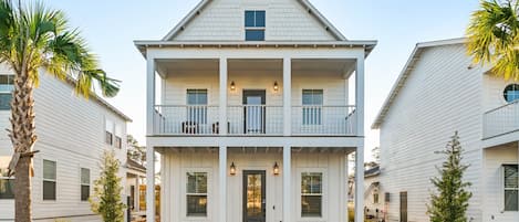 Experience ultimate beach vacation at Sugar Sands House .6 miles from Inlet Beach, one of the largest public beaches in the 30a area! Our 5 bedroom/4 bath home comfortably sleeps up to 14.