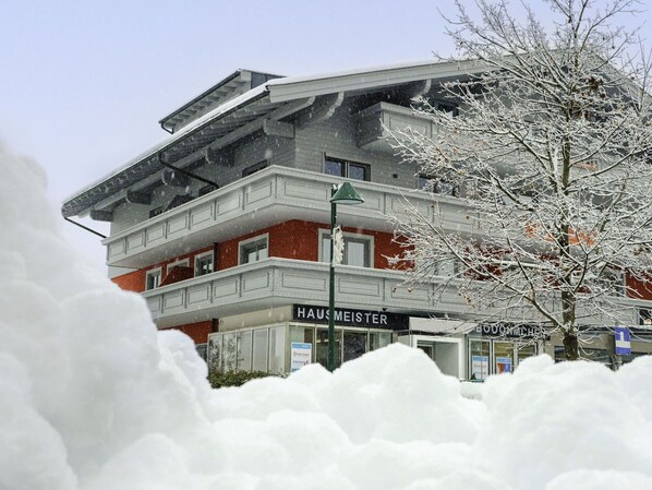 Gebäude, Himmel, Schnee, Fenster, Baum, Steigung, Haus, Einfrieren, Pflanze, Fassade