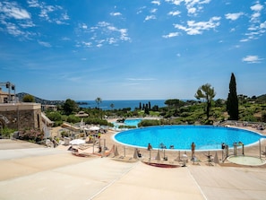 Acqua, Cielo, Nube, Pianta, Azzurro, Piscina, Costruzione, Albero, Mobili Da Esterno, Shade