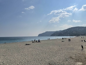 Wasser, Himmel, Gebäude, Azurblau, Berg, Baum, Die Architektur, Gewässer, See, Nachbarschaft