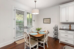 1012 Sinclair Pointe - Breakfast Nook