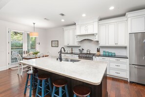 1012 Sinclair Pointe - Kitchen