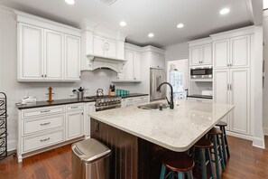 1012 Sinclair Pointe - Kitchen