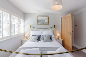 Hillcrest Cottage Double Bedroom - StayCotswold