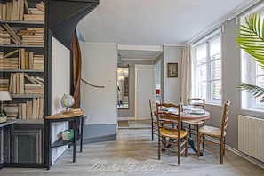 Duplex Le Perroquet - Living room, Dining area, 3/4 bathroom door, Kitchen entrance