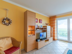 Wohnzimmer mit Zugang zum Balkon
