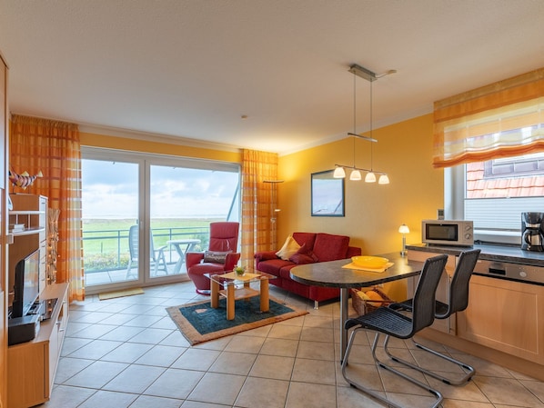 Wohnzimmer mit Zugang zum Balkon und Blick auf die Nordsee