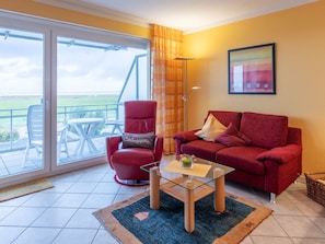 Wohnzimmer mit Sessel und Sofa