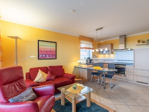 Wohnzimmer mit gemütlicher Sitzecke und Sessel