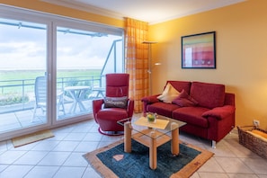 Wohnzimmer mit Sessel und Sofa